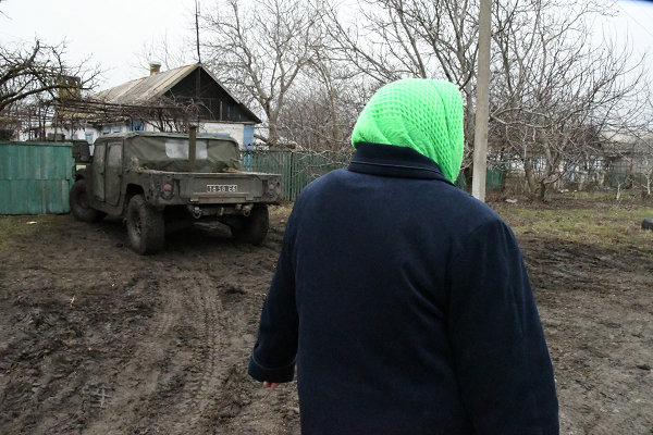 ナスタシィ－ヤさん（仮名）。ウクライナ軍の車両（写真奥）があるのはせめてもの意地だろうか。＝11日、レベディンスク村　撮影：田中龍作＝