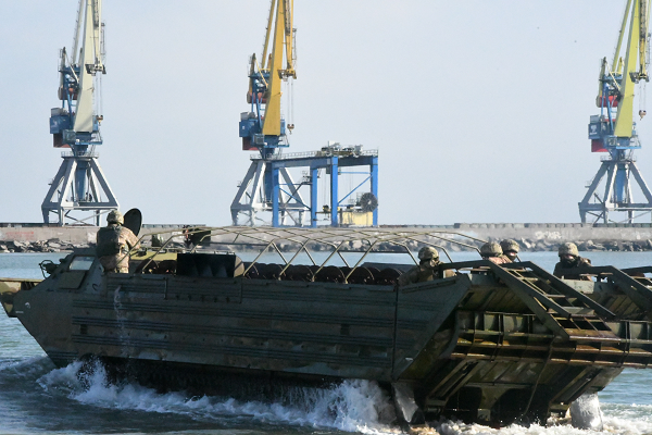 ウクライナ軍の上陸用舟艇。向こうに見えるのは埠頭のクレーン。＝12日、マリウポリ　撮影：田中龍作