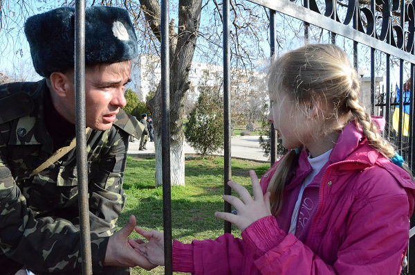 「学校の勉強は順調に進んでいるかい…」。ウクライナ兵士は娘（小学3年）に語りかけた。娘は涙ぐみながら答えた。＝2014年、クリミア・ベルベク空軍基地　撮影：田中龍作＝