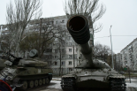 ウクライナの公園なのだが、旧ソ連軍のT型戦車が当たり前のように置かれていた。＝5日、ザポリージャ州　撮影：田中龍作＝