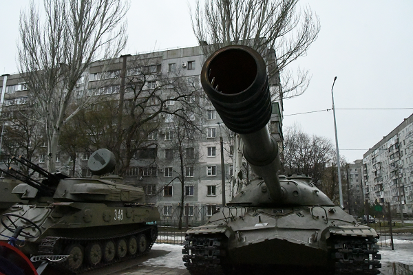 ウクライナの公園なのだが、ソ連軍のT型戦車が当たり前のように置かれていた。＝5日、ザポリージャ州　撮影：田中龍作＝