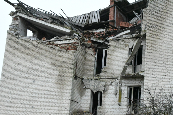 親露勢力の砲撃で破壊された建物。＝11日、レベディンスク村　撮影：田中龍作＝