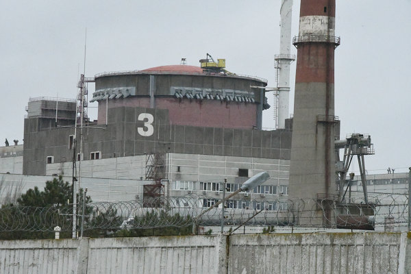 ザポリージャ原発。『３』は3号機を表しているようだ。原子炉は『６』まであった。＝5日、ザポリージャ州　撮影：田中龍作＝