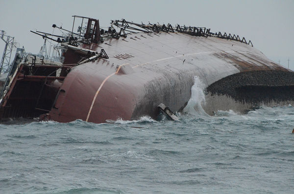 ロシア海軍は自らの老朽船を湾の出口に沈め、ウクライナ海軍を湾内から出られないようにした。＝2014年、クリミア半島　撮影：田中龍作＝